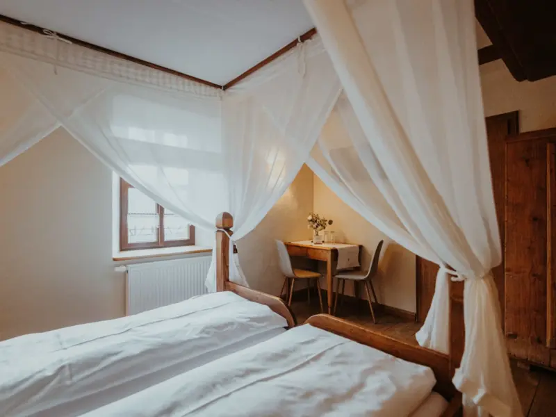 Rittergut Positz_Zimmer_Himmelbett